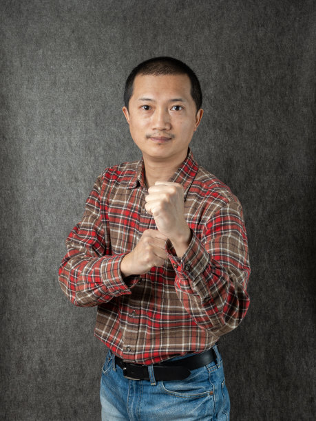 一个人表演中国功夫，在摄影棚拍摄图片下载