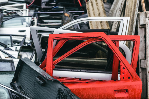一堆破烂生锈的汽车，零件和轮胎图片下载