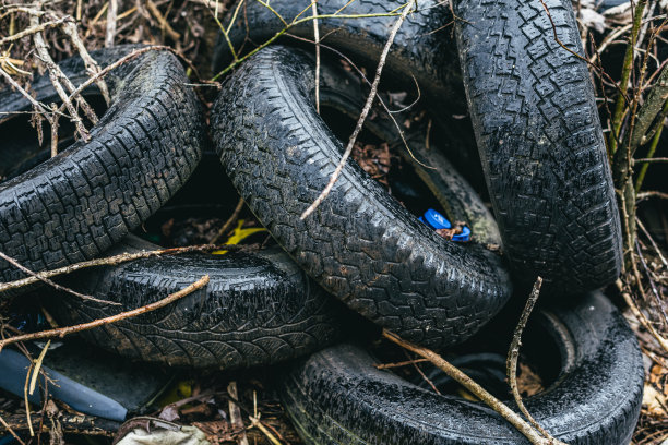 一堆破烂生锈的汽车，零件和轮胎图片下载