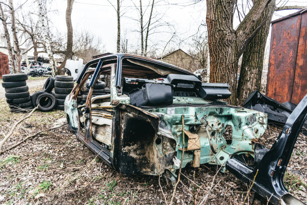 一堆破烂生锈的汽车，零件和轮胎图片下载