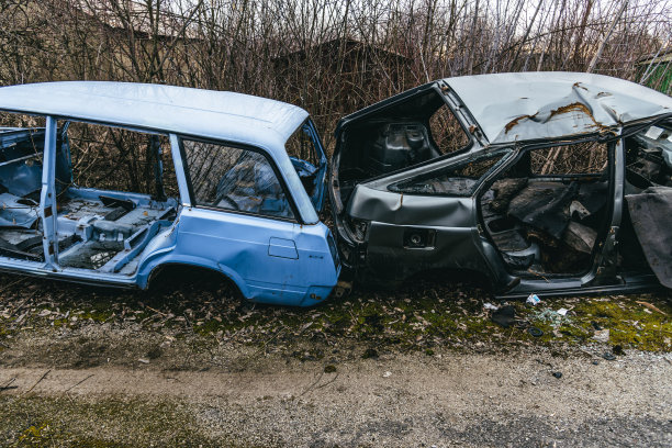 一堆破烂生锈的汽车，零件和轮胎图片下载
