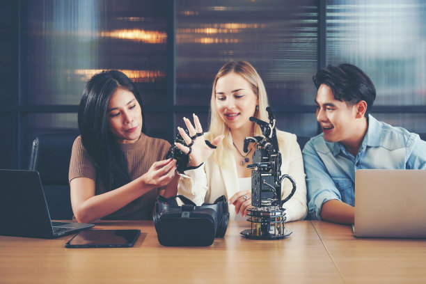 团队团队程序员和工程师工作AI机器人手臂系统。业务人员启动生产工艺技术图片下载