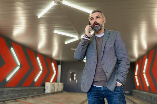 50岁的白人男子在地下停车场打电话图片下载