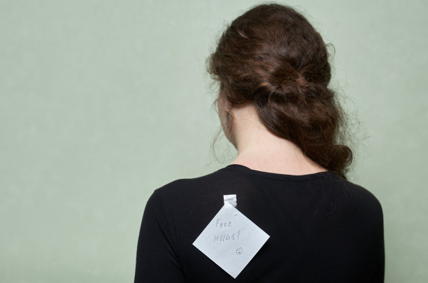 一个女人的背部特写和一张愚人节的便条图片下载