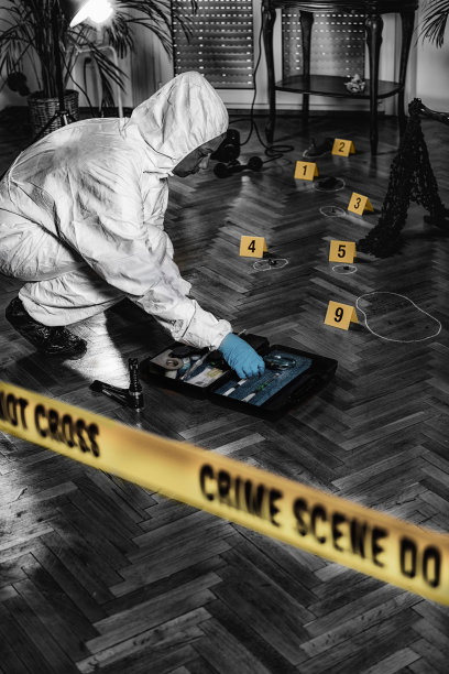 法医学。警察调查员收集线索图片下载