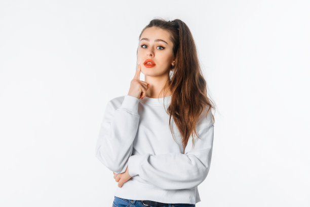 嗯很有趣。好奇的黑发女孩计划着完美的计划，摩挲着下巴，眯着眼睛怀疑而又若有所思地窥视着相机，思考着，琢磨着之间的美好选择图片下载