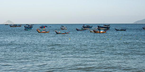 海上的当地渔船。带渔网的彩色古董船。图片下载