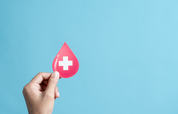 手捧血滴剪纸，输血，世界献血者日，世界血友病日概念图片下载