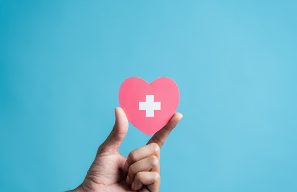 手捧血滴剪纸，输血，世界献血者日，世界血友病日概念图片下载