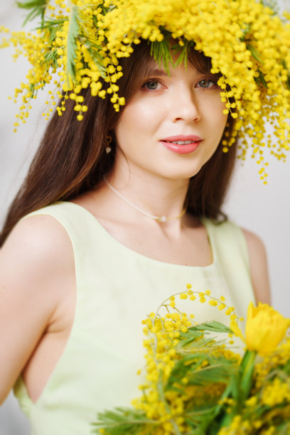 美丽温柔的年轻女子黑发花束和含羞草花环图片下载
