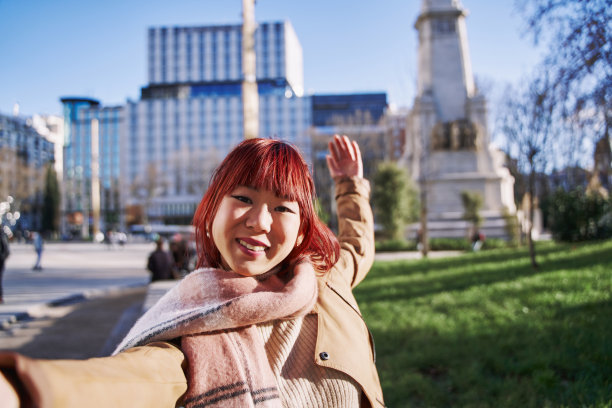 年轻漂亮的女人穿着冬装和照片自拍，亚洲美女图片下载