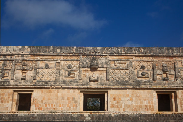 墨西哥古玛雅城市乌斯马尔的总督宫殿图片下载