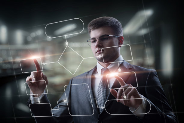 程序员使用程序流程图进行工作。图片下载