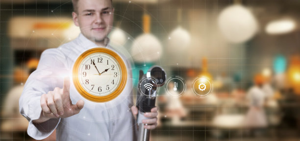 库克在虚拟电脑屏幕上记录时间。图片下载