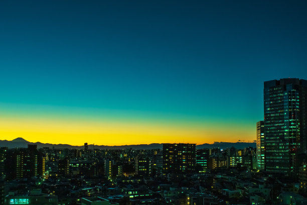 图像的天空，云，城市和建筑物，夜景从日落图片下载