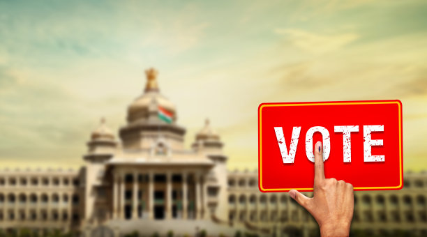 卡纳塔克邦2023年4月选举，选民的手显示有标记的手指Vidhan Soudha图片下载