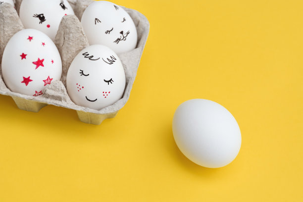 白鸡蛋画的微笑图片下载