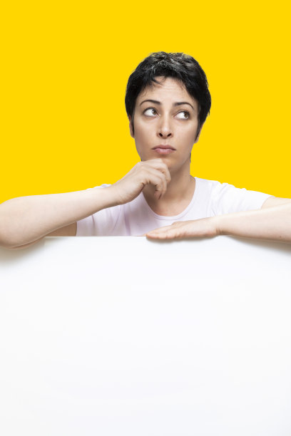 一个女人指着下面的空白图片下载