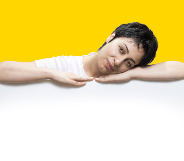 一个女人指着下面的空白图片下载