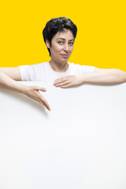 一个女人指着下面的空白图片下载