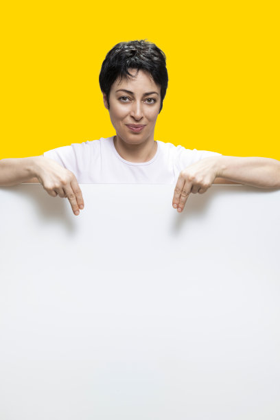 一个女人指着下面的空白图片下载