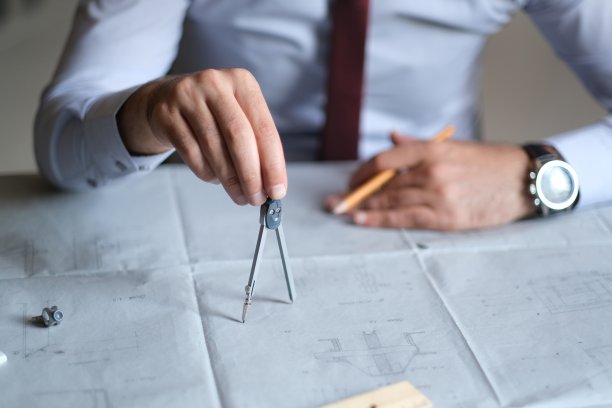 工程师正在准备项目并进行检查图片下载