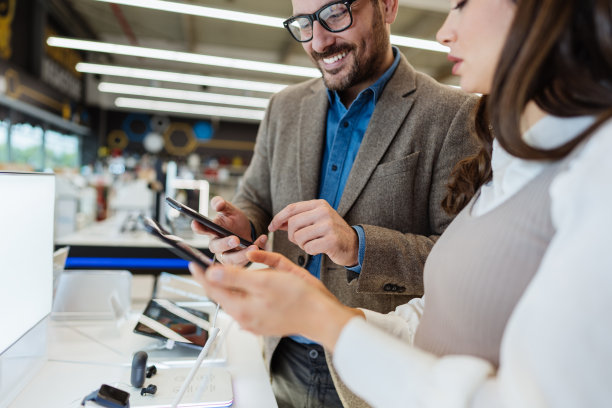 现代科技商店的年轻夫妇买家。图片下载