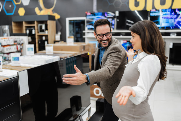 现代科技商店的年轻夫妇买家。图片下载