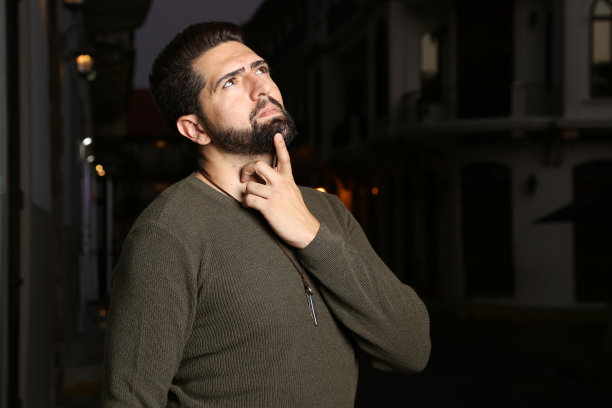 一个人有了一个伟大的想法。有好主意的人很高兴。想到一个好主意。图片下载