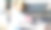 一名女子坐在咖啡馆里用智能手机自拍，城市街道的倒影映在咖啡馆的窗户上。图片下载