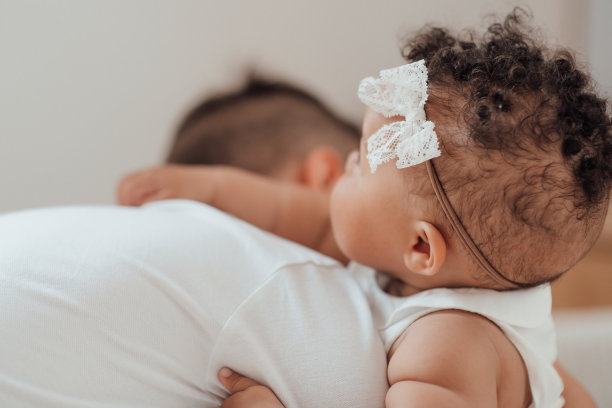 坦率的友好的跨种族家庭白人男孩的肖像与小黑黝黝的小妹妹在家里图片下载