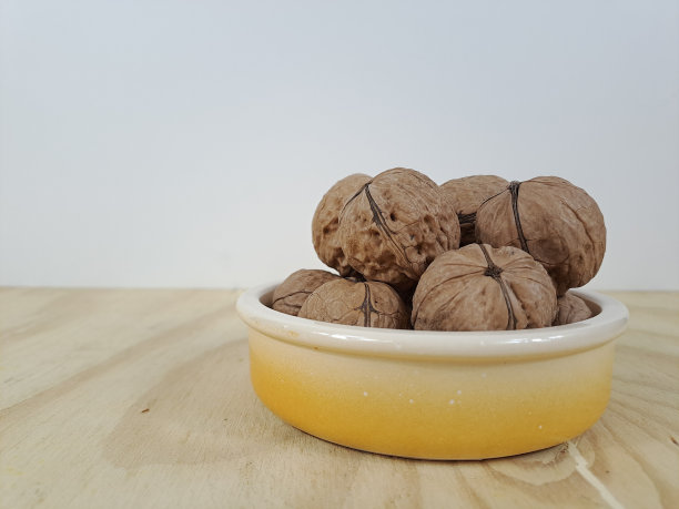 坚果在陶制盘子，杂货图片下载