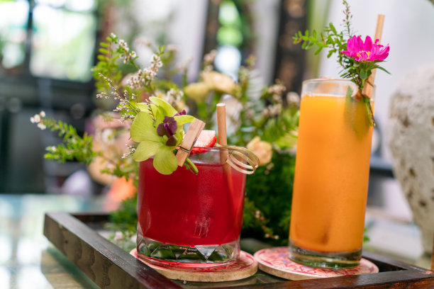一杯草莓汁装饰着花朵，模糊的前景和背景的焦点。库存图片图片下载