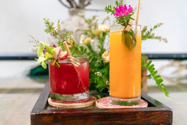 一杯草莓汁装饰着花朵，模糊的前景和背景的焦点。库存图片图片下载