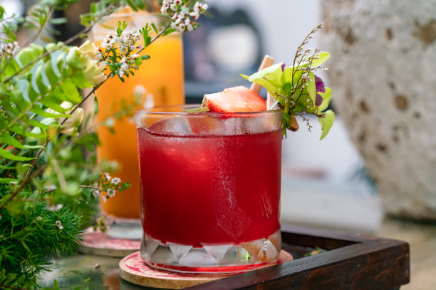 一杯草莓汁装饰着花朵，模糊的前景和背景的焦点。库存图片图片下载