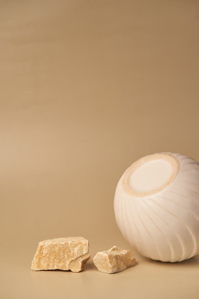 最小的背景，一个模型与平台的产品演示，抽象光背景与天然石头和瓷架。有空间复制。高质量照片图片下载