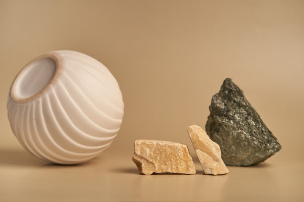 最小的背景，一个模型与平台的产品演示，抽象光背景与天然石头和瓷架。有空间复制。高质量照片图片下载