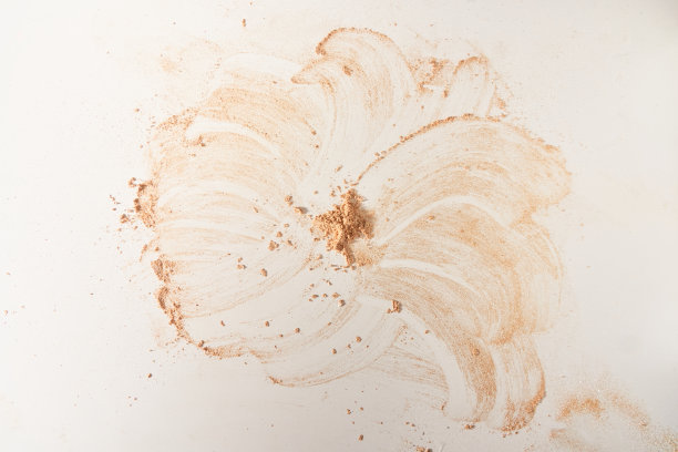 一种中性色的面粉涂抹在表面，在浅色的背景上。俯视图，平面位置。复制文本的位置。粉末质地。高质量照片图片下载