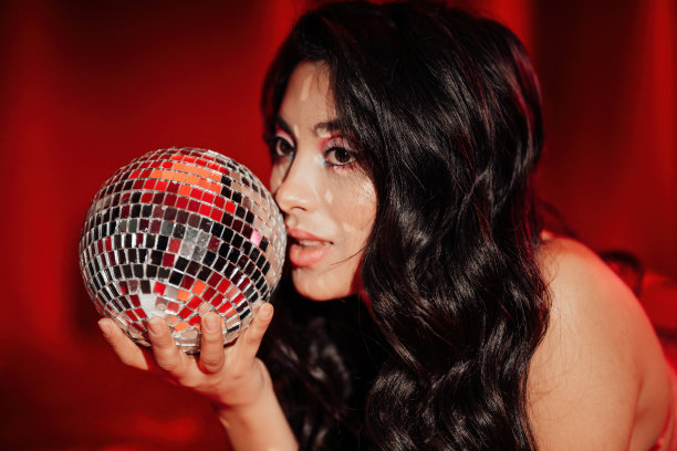 微笑的肖像性感的亚洲女孩迷人的妆容在情人节的红色蕾丝内衣躺在床上图片下载