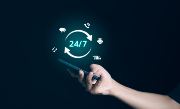 男子手持电话与图标虚拟24-7在全球不间断和全职可用的服务概念联系。协助客户服务，提供24小时不间断服务。图片下载