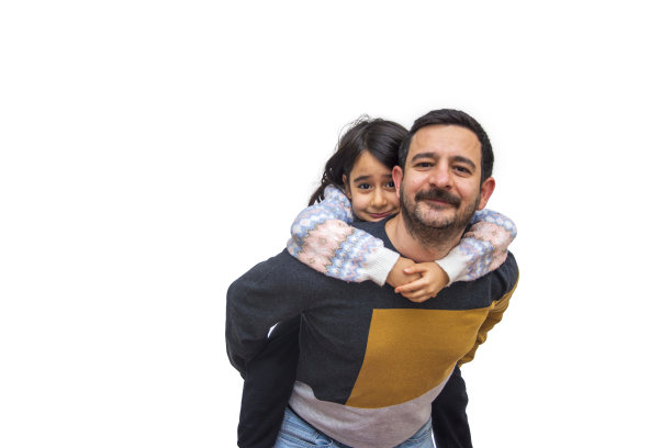 在白色背景上，父亲背着女儿图片下载