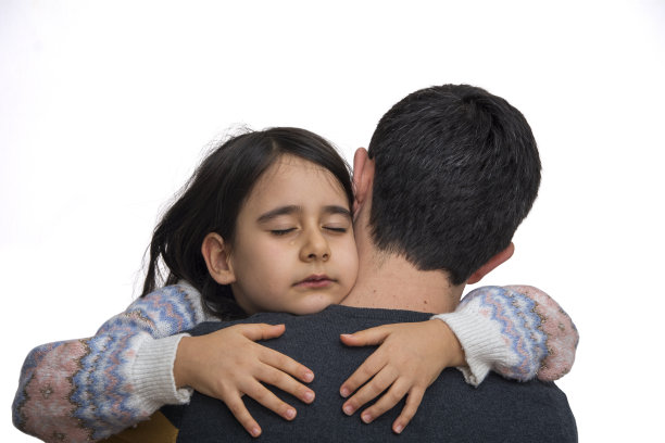 小女孩哭着拥抱父亲图片下载