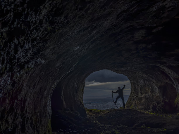无畏的人在黑暗神秘的洞穴冒险图片下载