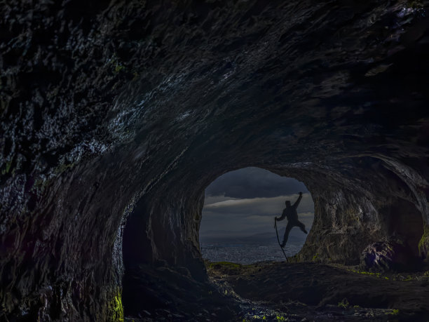 一个活跃、精力充沛、勇敢的登山者在洞穴里的冒险经历图片下载
