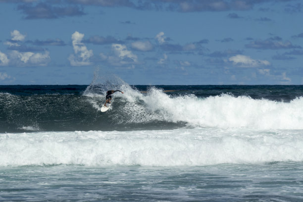 巴巴多斯的芭丝谢芭海滩上的冲浪者图片下载