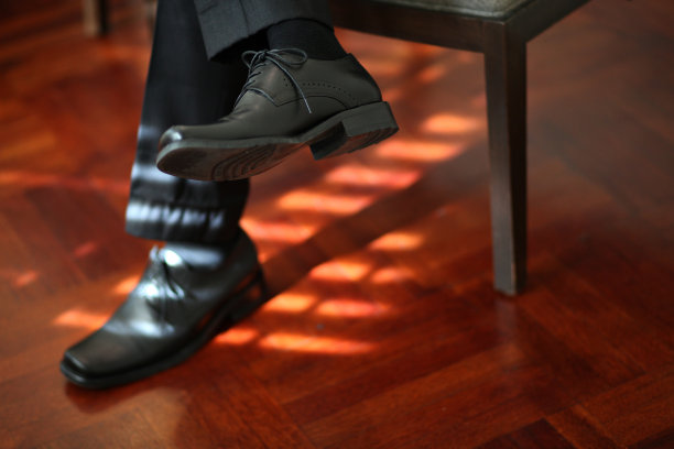 穿着黑色皮鞋的人的低部分图片下载