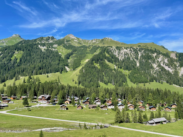 Nenzinger Himmel的木屋全景。奥地利,奥地利。图片下载