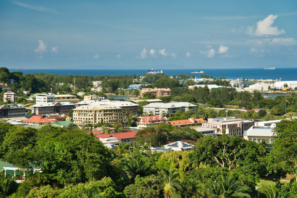 从Bel Eau路俯瞰城镇地区的全景图片下载