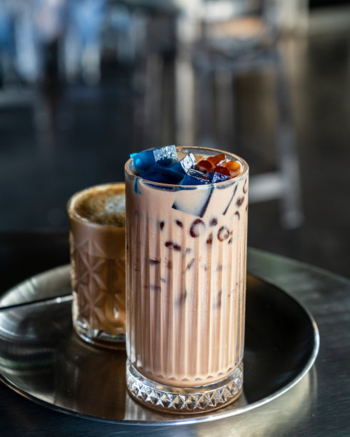 各种牛奶奶茶在高脚杯，蝴蝶茶和黑色。库存图片图片下载