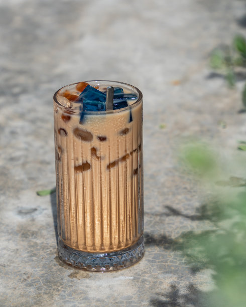 各种牛奶奶茶在高脚杯，蝴蝶茶和黑色。库存图片图片下载